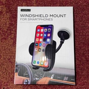 Windshield universal mount for smartphone
